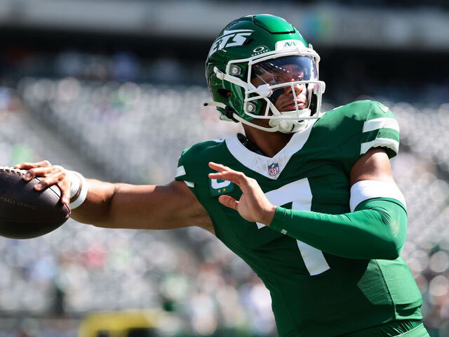 EAST RUTHERFORD, NEW JERSEY - SEPTEMBER 14: Justin Fields #7 of the New York Jets warms up prior to the game against the Buffalo Bills at MetLife Stadium on September 14, 2025 in East Rutherford, New Jersey.
