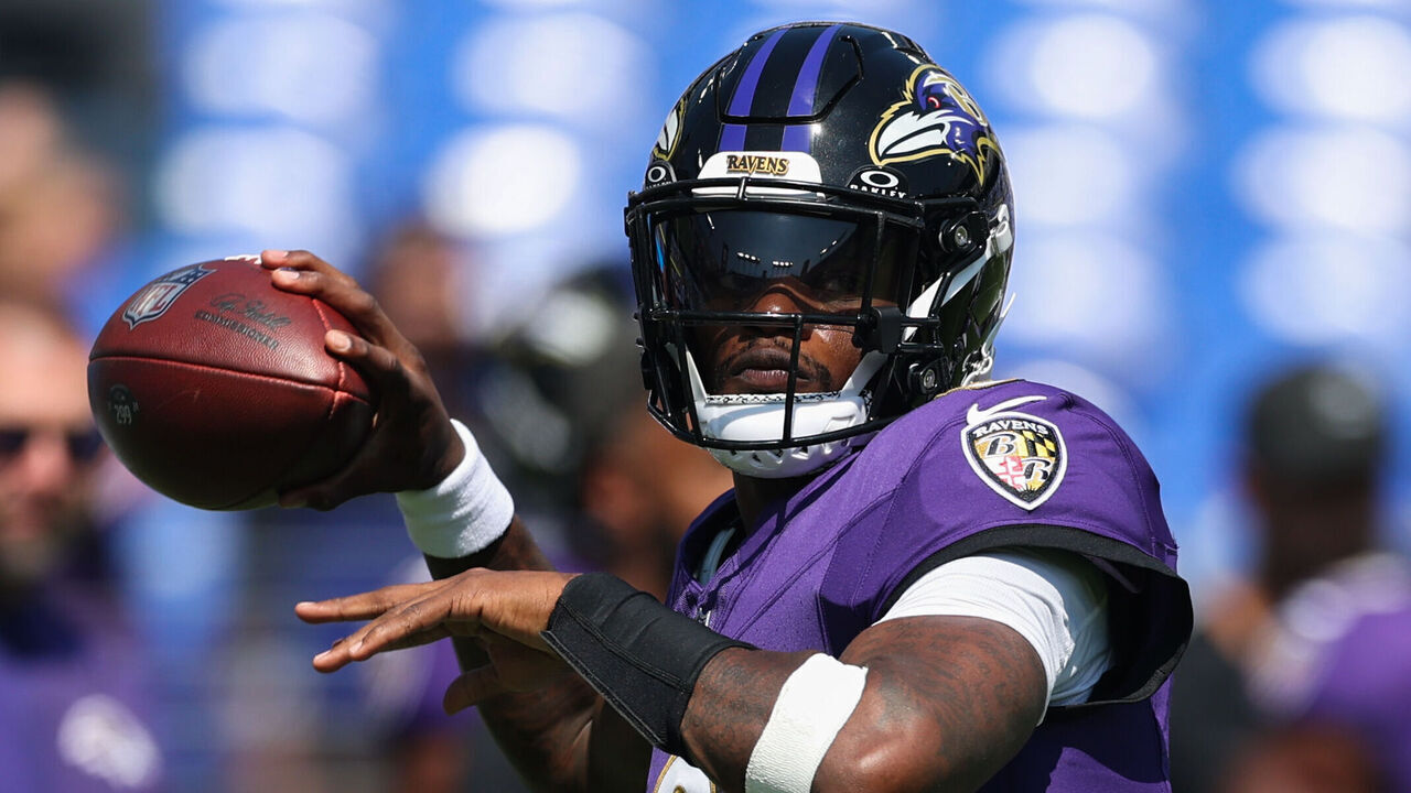 BALTIMORE, MARYLAND - SEPTEMBER 14: Lamar Jackson #8 of the Baltimore Ravens warms up prior to a game against the Cleveland Browns at M&T Bank Stadium on September 14, 2025 in Baltimore, Maryland.