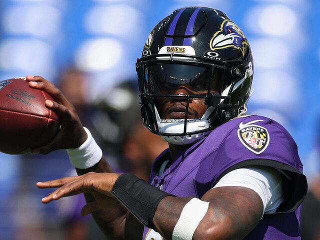 BALTIMORE, MARYLAND - SEPTEMBER 14: Lamar Jackson #8 of the Baltimore Ravens warms up prior to a game against the Cleveland Browns at M&T Bank Stadium on September 14, 2025 in Baltimore, Maryland.