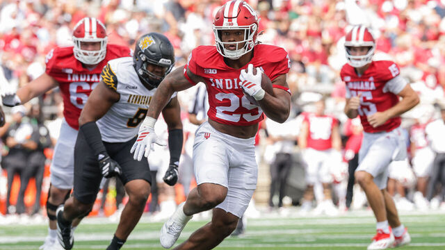 BLOOMINGTON, INDIANA - SEPTEMBER 6: Lee Beebe Jr. #29 of the Indiana Hoosiers runs the ball during the NCAA game between the Indiana Hoosiers and Kennesaw State Owls at Memorial Stadium on September 6, 2025 in Bloomington, Indiana.
