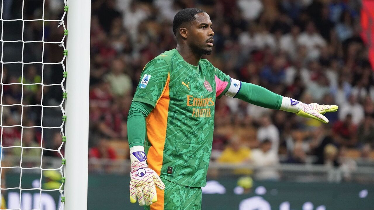 Mike Maignan plays during the AC Milan against Bologna FC match in Serie A at San Siro Stadium in Milan, Italy, on September 14, 2025.