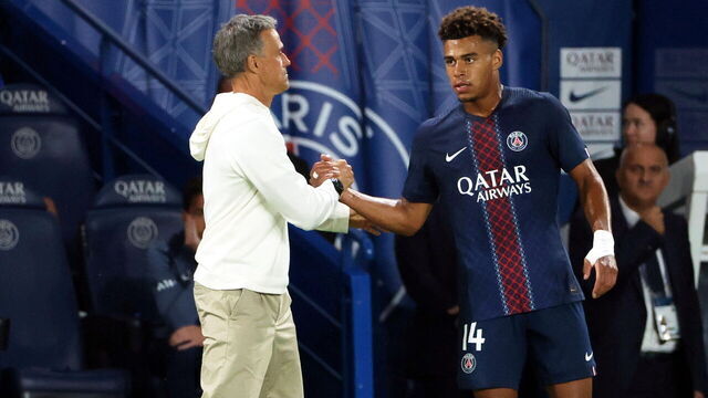 PARIS, FRANCE - AUGUST 22: Head caoch, Luis Enrique of Paris Saint-Germain react with Desire Doue #14 during the Ligue 1 McDonald's match between Paris Saint-Germain and Angers SCO at Parc des Princes on August 22, 2025 in Paris, France.