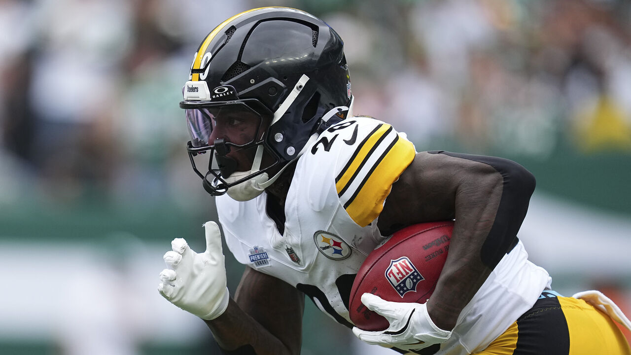 EAST RUTHERFORD, NEW JERSEY - SEPTEMBER 7: Kaleb Johnson #20 of the Pittsburgh Steelers runs the ball against the New York Jets in the game at MetLife Stadium on September 7, 2025 in East Rutherford, New Jersey.
