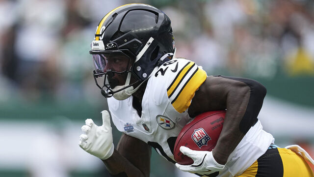 EAST RUTHERFORD, NEW JERSEY - SEPTEMBER 7: Kaleb Johnson #20 of the Pittsburgh Steelers runs the ball against the New York Jets in the game at MetLife Stadium on September 7, 2025 in East Rutherford, New Jersey.