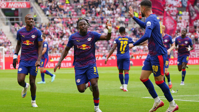 MAINZ, GERMANY - SEPTEMBER 13: Johan Bakayoko of RB Leipzig celebrates scoring his team's first goal with teammate Romulo Cardoso during the Bundesliga match between 1. FSV Mainz 05 and RB Leipzig at MEWA Arena on September 13, 2025 in Mainz, Germany.