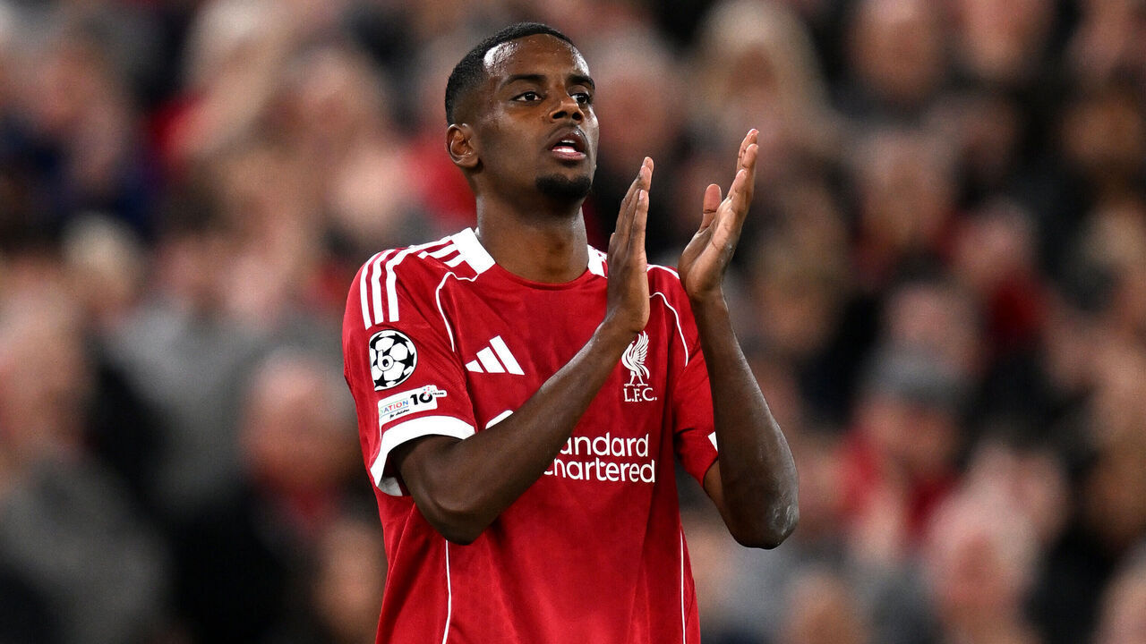 LIVERPOOL, ENGLAND - SEPTEMBER 17: (THE SUN OUT, THE SUN ON SUNDAY OUT) Alexander Isak of Liverpool applauds fans as he is substituted during the UEFA Champions League 2025/26 League Phase MD1 match between Liverpool FC and Atletico de Madrid at Anfield on September 17, 2025 in Liverpool, England.