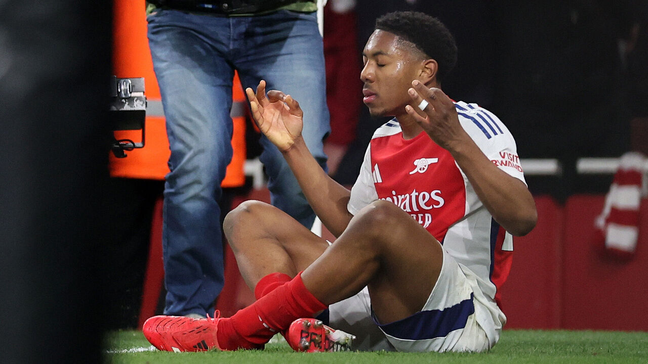 LONDON, ENGLAND - FEBRUARY 02: Myles Lewis-Skelly of Arsenal celebrates after scoring a goal to make it 3-1 during the Premier League match between Arsenal FC and Manchester City FC at Emirates Stadium on February 02, 2025 in London, England.