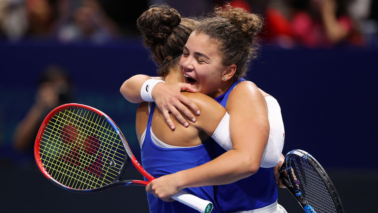 SHENZHEN, CHINA - SEPTEMBER 19: Sara Errani and Jasmine Paolini of Italy celebrate winning match 3 and the series against Lyudmyla Kichenok and Marta Kostyuk of Ukraine in the Billie Jean King Cup by Gainbridge Finals 2025, Semi-Final match between Italy and Ukraine at Shenzhen Bay Sports Centre Arena on September 19, 2025 in Shenzhen, China.