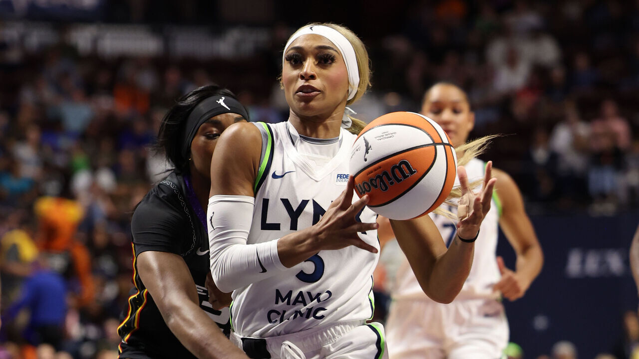 UNCASVILLE, CT - AUGUST 30: DiJonai Carrington #3 of the Minnesota Lynx handles the ball during the game =CT= on August 30, 2025 at the Mohegan Sun Arena in Uncasville, Connecticut. Mandatory Copyright Notice: Copyright 2025 NBAE