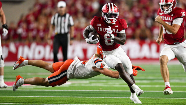 BLOOMINGTON, IN - SEPTEMBER 20: Indiana Hoosiers RB Kaelon Black (8) runs the ball during a college football game between the Illinois Fighting Illini and Indiana Hoosiersi on September 20, 2025 at Memorial Stadium in Bloomington, IN