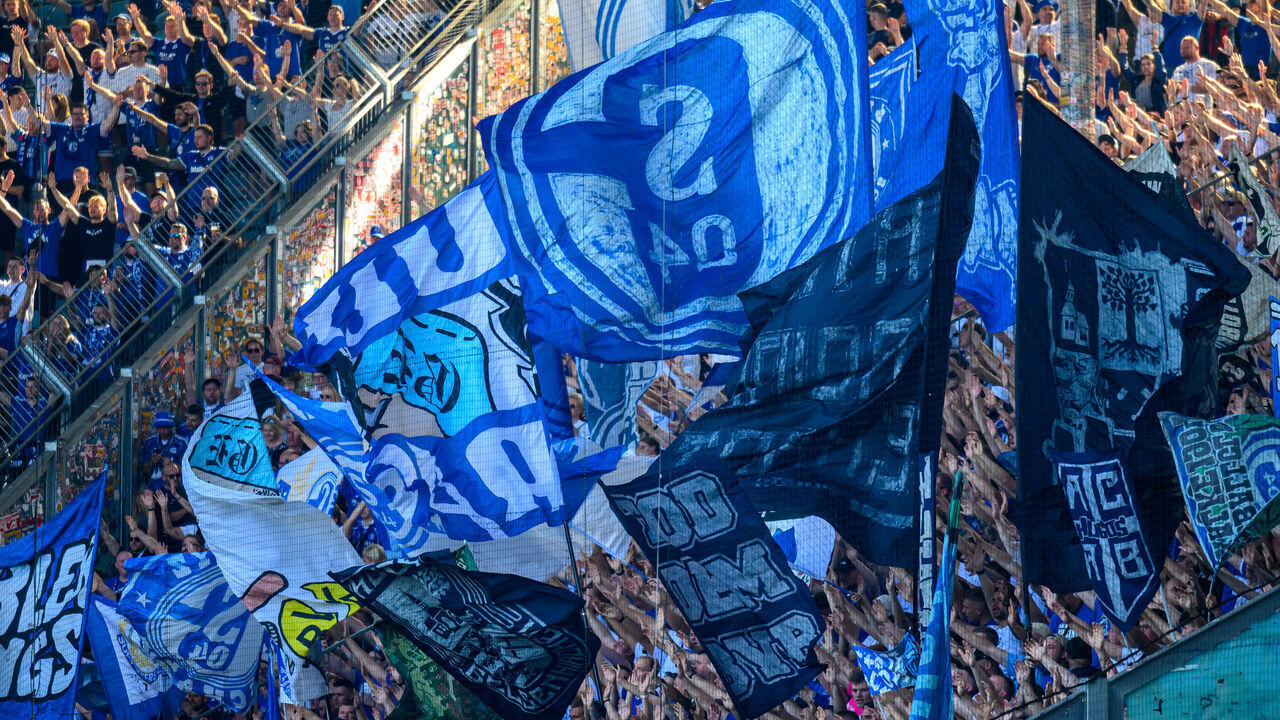 20 September 2025, Saxony-Anhalt, Magdeburg: Soccer: Bundesliga 2, 1. FC Magdeburg - FC Schalke 04, Matchday 6, Avnet Arena. FC Schalke 04 fans support their team in the stadium. Photo: Hendrik Schmidt/dpa - IMPORTANT NOTE: In accordance with the regulations of the DFL German Football League and the DFB German Football Association, it is prohibited to utilize or have utilized photographs taken in the stadium and/or of the match in the form of sequential images and/or video-like photo series.