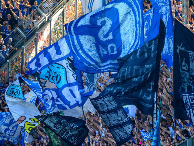 20 September 2025, Saxony-Anhalt, Magdeburg: Soccer: Bundesliga 2, 1. FC Magdeburg - FC Schalke 04, Matchday 6, Avnet Arena. FC Schalke 04 fans support their team in the stadium. Photo: Hendrik Schmidt/dpa - IMPORTANT NOTE: In accordance with the regulations of the DFL German Football League and the DFB German Football Association, it is prohibited to utilize or have utilized photographs taken in the stadium and/or of the match in the form of sequential images and/or video-like photo series.