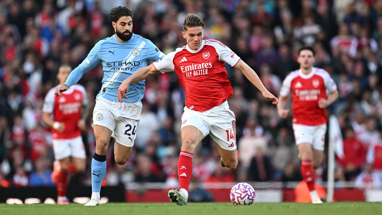 LONDON, ENGLAND - SEPTEMBER 21: Viktor Gyoekeres of Arsenal runs with the ball whilst under pressure from Josko Gvardiol of Manchester City during the Premier League match between Arsenal and Manchester City at Emirates Stadium on September 21, 2025 in London, England.