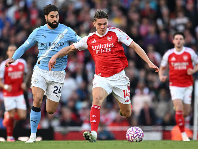 LONDON, ENGLAND - SEPTEMBER 21: Viktor Gyoekeres of Arsenal runs with the ball whilst under pressure from Josko Gvardiol of Manchester City during the Premier League match between Arsenal and Manchester City at Emirates Stadium on September 21, 2025 in London, England.