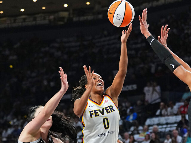 Mitchell, Fever đánh bại Aces trong Trận 1 để phá hỏng bữa tiệc MVP của Wilson | theScore.com