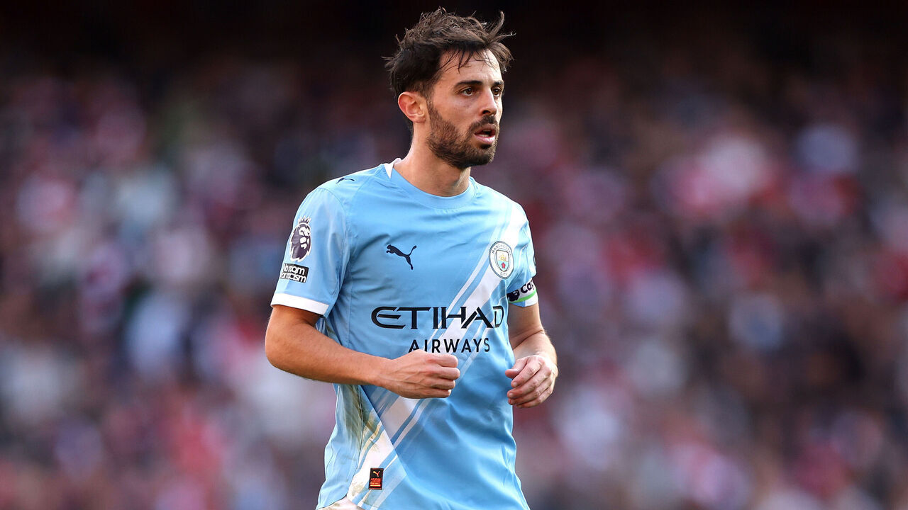 LONDON, ENGLAND - SEPTEMBER 21: Bernardo Silva of Mancheater City during the Premier League match between Arsenal and Manchester City at Emirates Stadium on September 21, 2025 in London, England.