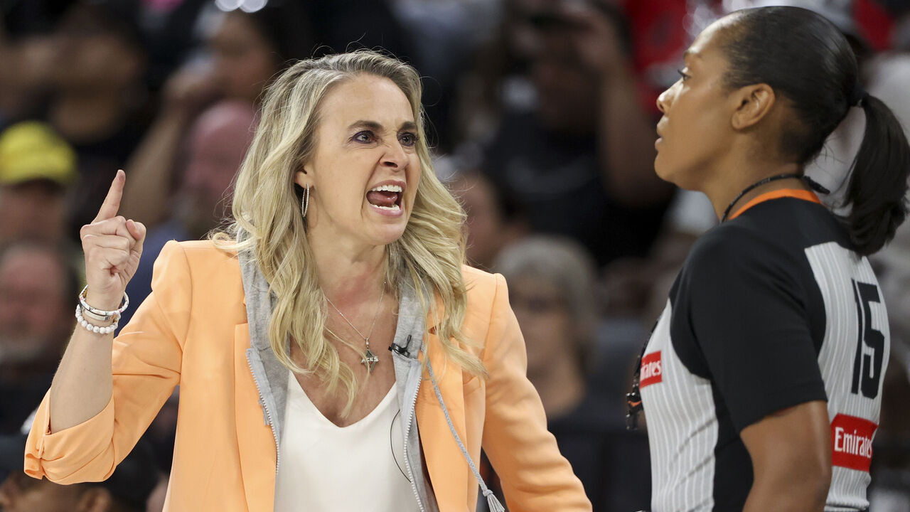 Hammon của Aces chỉ trích trọng tài sau chiến thắng về thể lực trước Fever | theScore.com