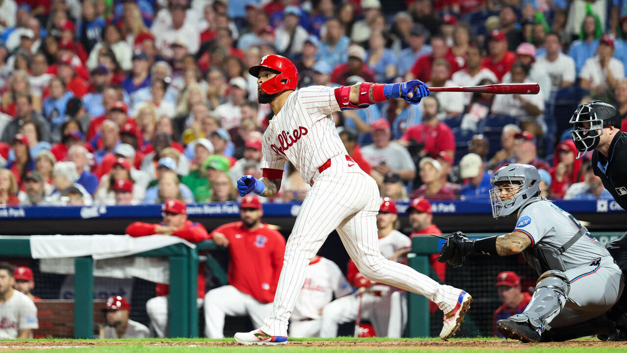 PHILADELPHIA, PENNSYLVANIA - SEPTEMBER 24: Edmundo Sosa #33 of the Philadelphia Phillies hits his third home run of the game against the Miami Marlins during the seventh inning at Citizens Bank Park on September 24, 2025 in Philadelphia, Pennsylvania.