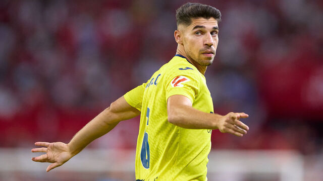 SEVILLE, SPAIN - SEPTEMBER 23: Manor Solomon of Villarreal CF looks on goal during the LaLiga EA Sports match between Sevilla FC and Villarreal CF at Estadio Ramon Sanchez Pizjuan on September 23, 2025 in Seville, Spain.