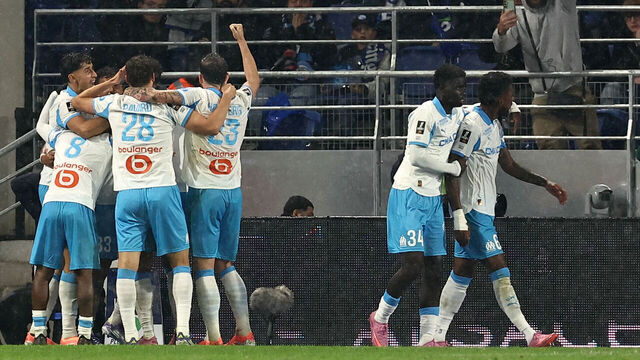 Marseille's players celebrate their second goal during the French L1 football match between RC Strasbourg Alsace and Olympique de Marseille (OM) at the Stade de la Meinau in Strasbourg, eastern France, on September 26, 2025.