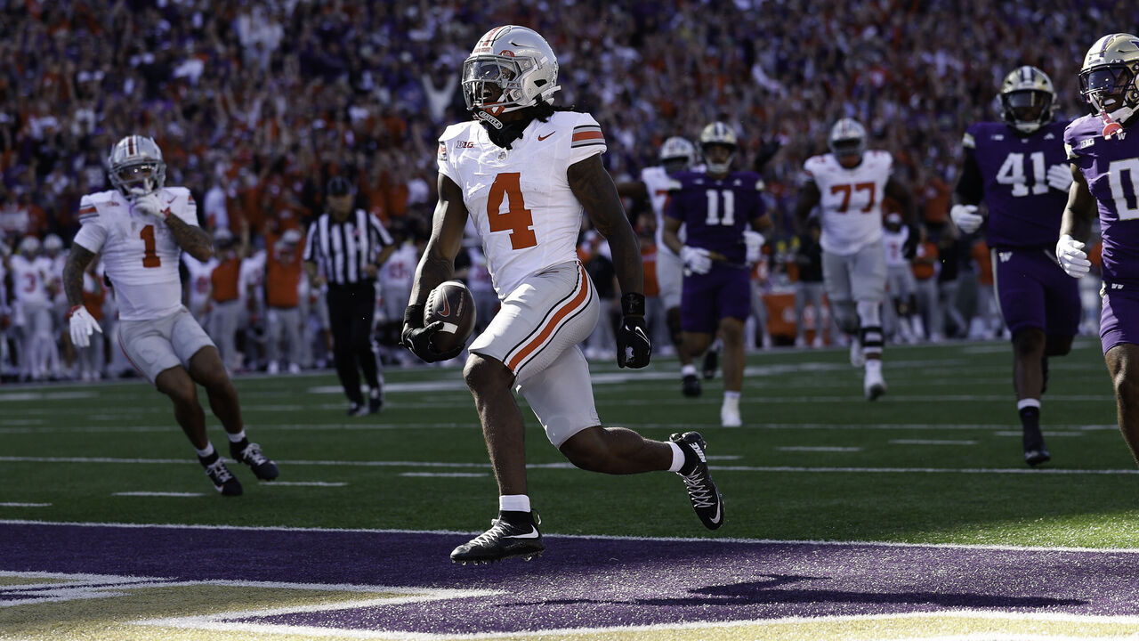 SEATTLE, WASHINGTON - SEPTEMBER 27: Jeremiah Smith #4 of the Ohio State Buckeyes scores a touchdown during the second quarter of the game against the Washington Huskies at Husky Stadium on September 27, 2025 in Seattle, Washington.