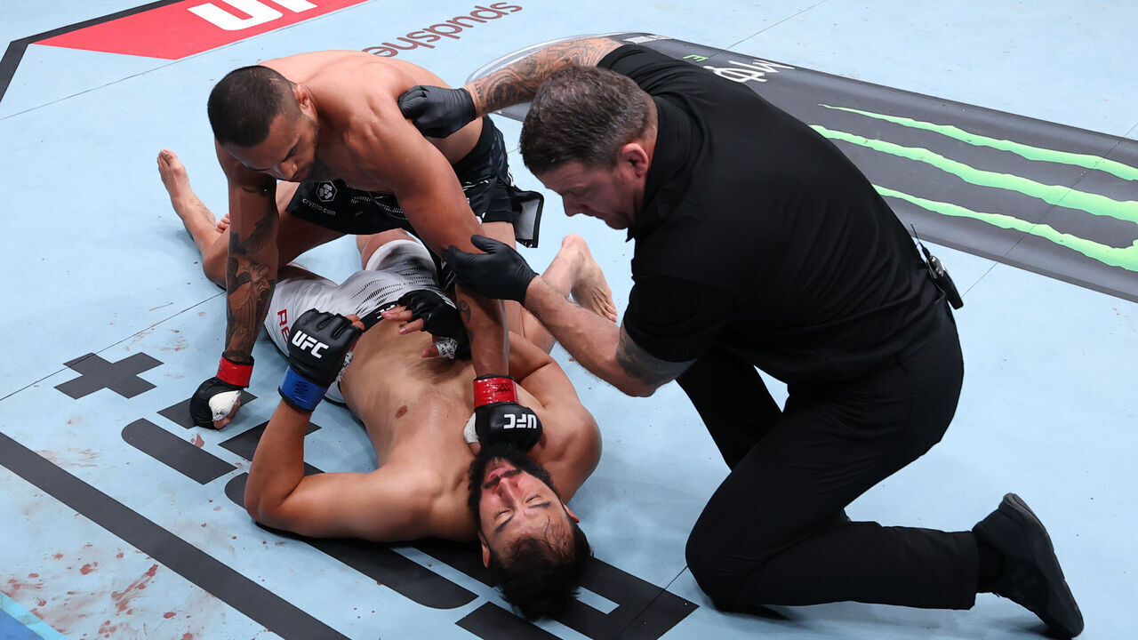 PERTH, AUSTRALIA - SEPTEMBER 28: Carlos Ulberg of New Zealand punches Dominick Reyes in a light heavyweight fight during the UFC Fight Night event at RAC Arena on September 28, 2025 in Perth, Australia.