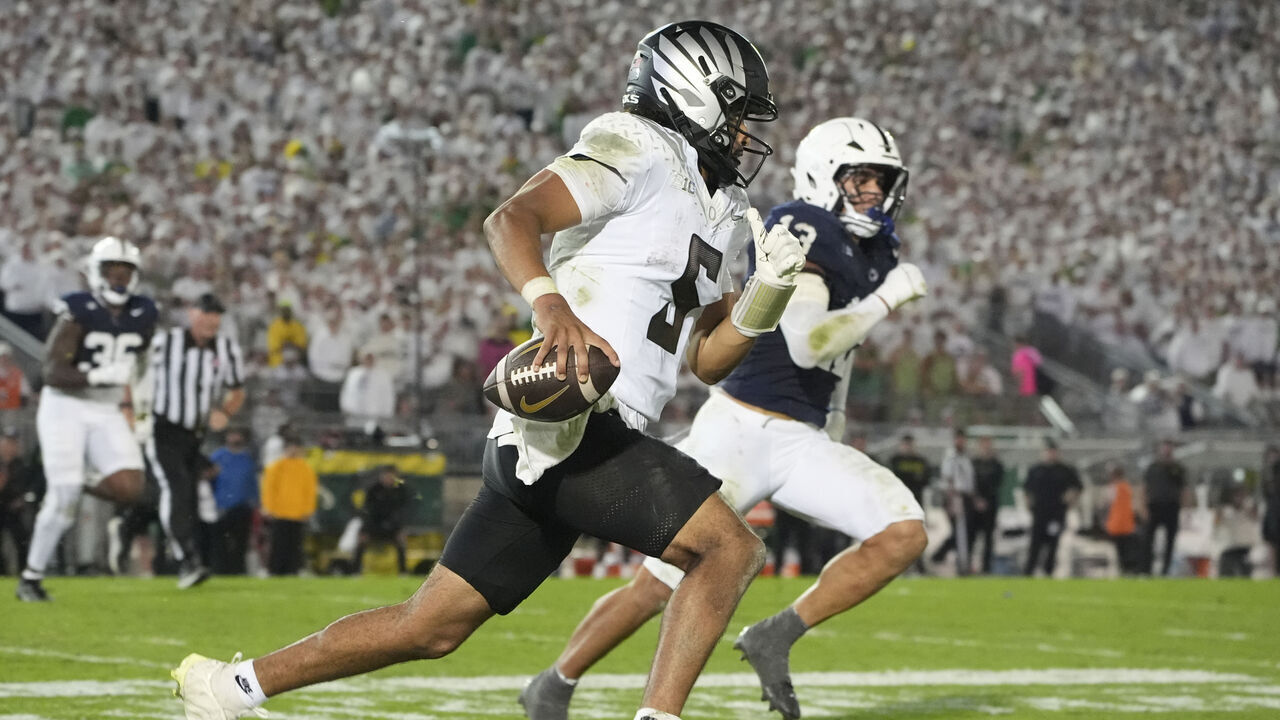 UNIVERSITY PARK, PA - SEPTEMBER 27: Oregon Ducks Quarterback Dante Moore (5) runs with the ball during the second half of the College Football game between the Oregon Ducks and the Penn State Nittany Lions on September 27, 2025, at Beaver Stadium in University Park, PA.