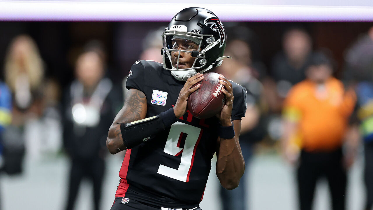 ATLANTA, GEORGIA - SEPTEMBER 28: Michael Penix Jr. #9 of the Atlanta Falcons throws a pass during the second quarter against the Washington Commanders at Mercedes-Benz Stadium on September 28, 2025 in Atlanta, Georgia.