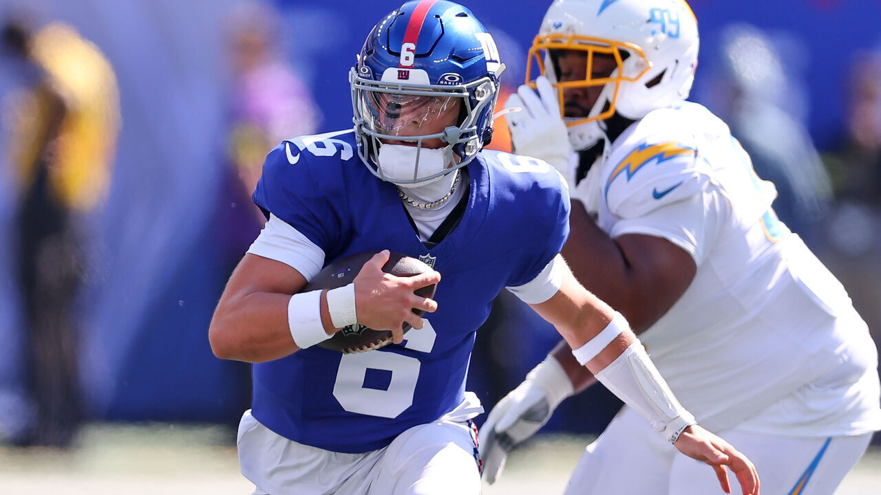 EAST RUTHERFORD, NJ - SEPTEMBER 28: Jaxson Dart #6 of the New York Giants runs during the first quarter of the game against the Los Angeles Chargers on September 28, 2025 at MetLife Stadium in East Rutherford, New Jersey.
