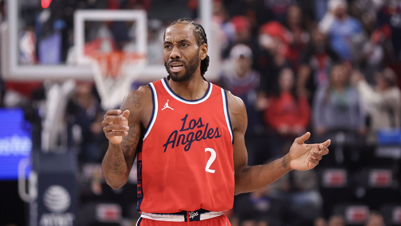 INGLEWOOD, CALIFORNIA - MARCH 07: Kawhi Leonard #2 of the LA Clippers reacts during the first half against the New York Knicks at Intuit Dome on March 07, 2025 in Inglewood, California.