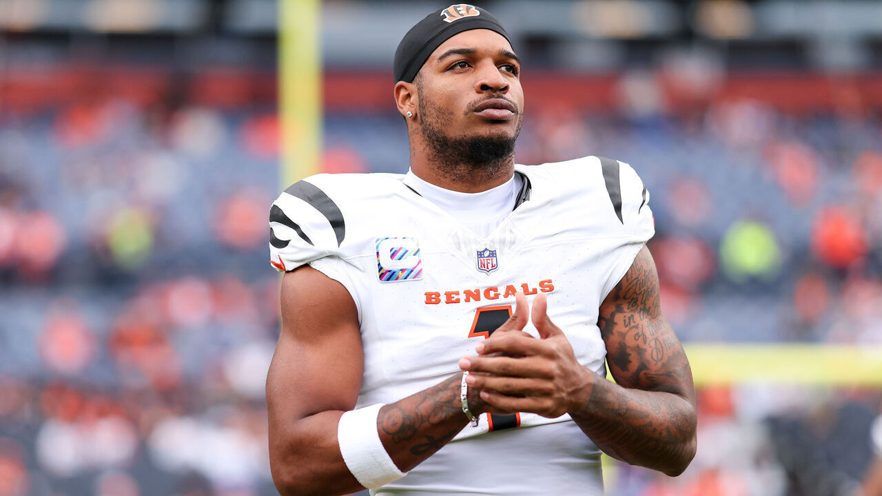 DENVER, COLORADO - SEPTEMBER 29: Ja’Marr Chase #1 of the Cincinnati Bengals warms up prior to the game against the Denver Broncos at Empower Field at Mile High on September 29, 2025 in Denver, Colorado.