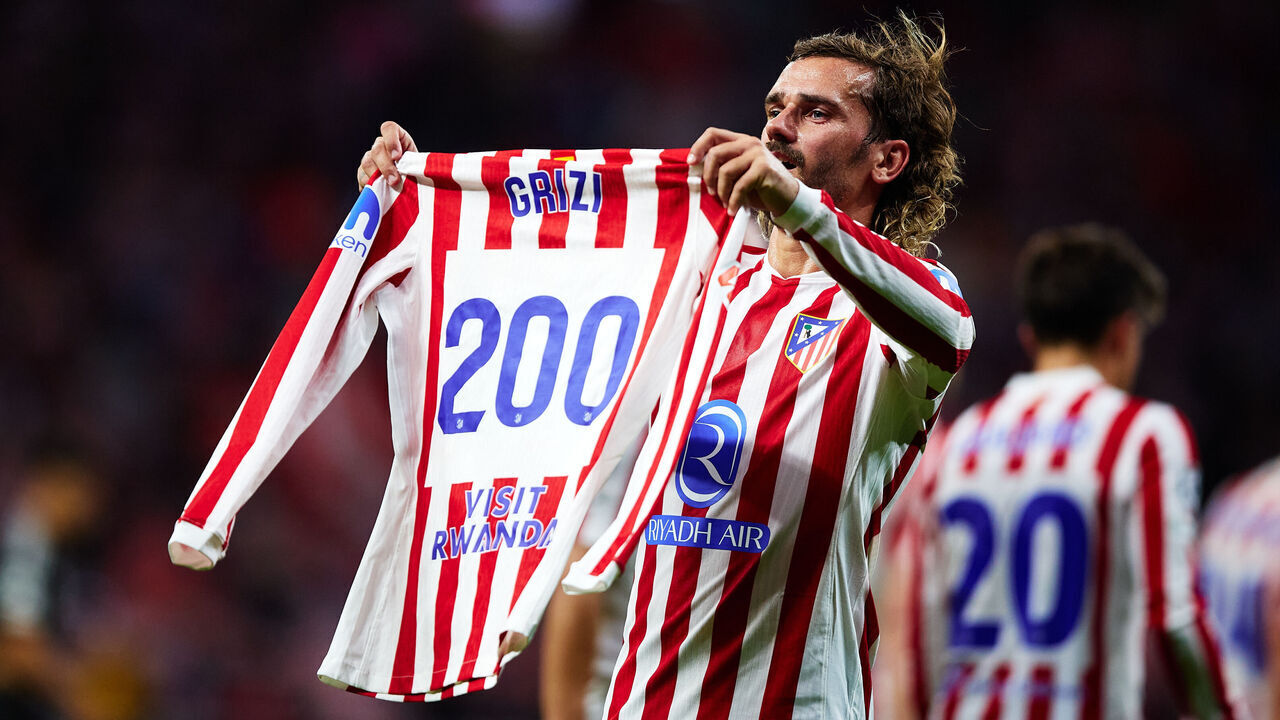 MADRID, SPAIN - SEPTEMBER 30: Antoine Griezmann of Atletico de Madrid celebrates after scoring their side's third goal during the UEFA Champions League 2025/26 League Phase MD2 match between Atletico de Madrid and Eintracht Frankfurt at Estadio Metropolitano on September 30, 2025 in Madrid, Spain.