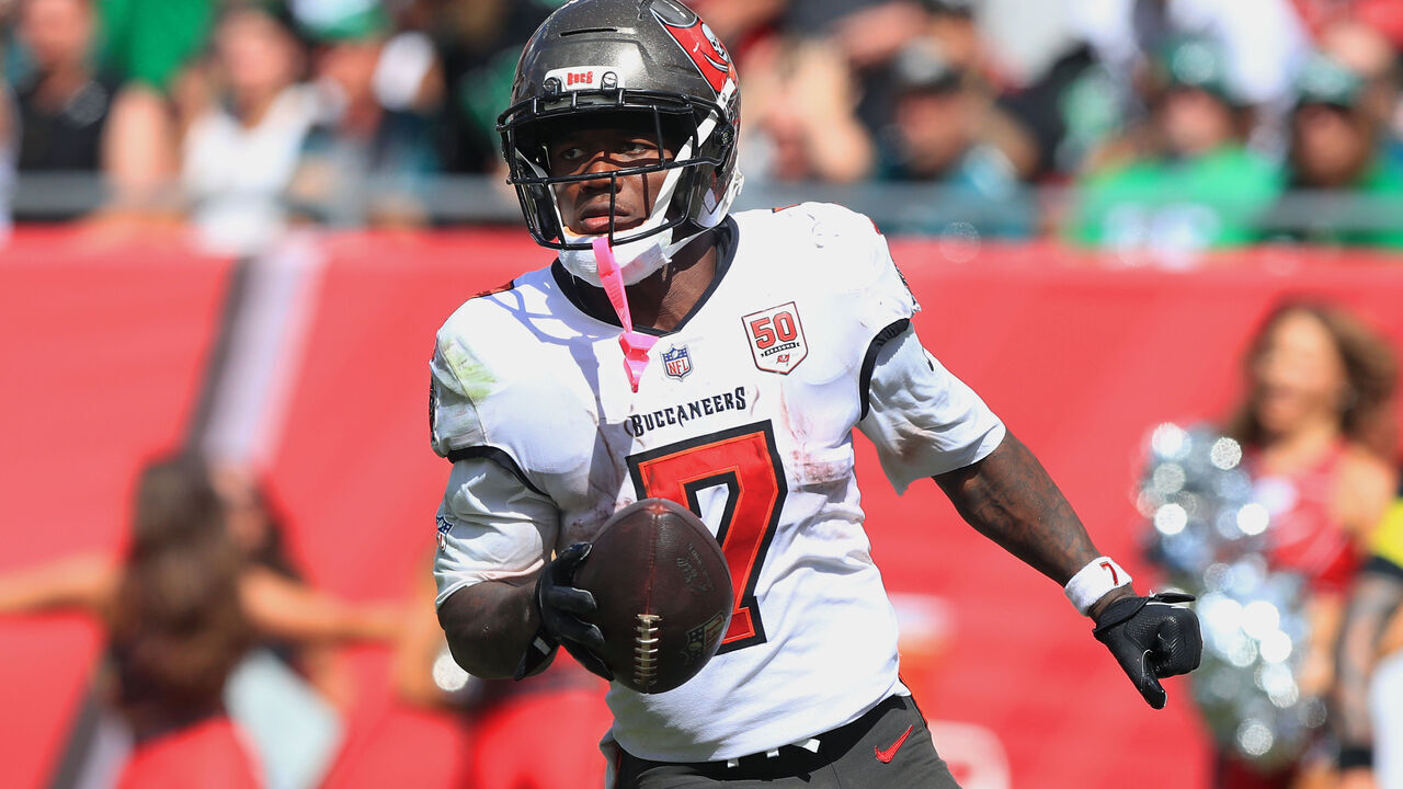 TAMPA, FL - SEPTEMBER 28: Tampa Bay Buccaneers Running Back Bucky Irving (7) catches a pass and races 72 yards for the touchdown during the Regular Season game between the New York Jets and the Tampa Bay Buccaneers on September 28, 2025 at Raymond James Stadium in Tampa, Florida.