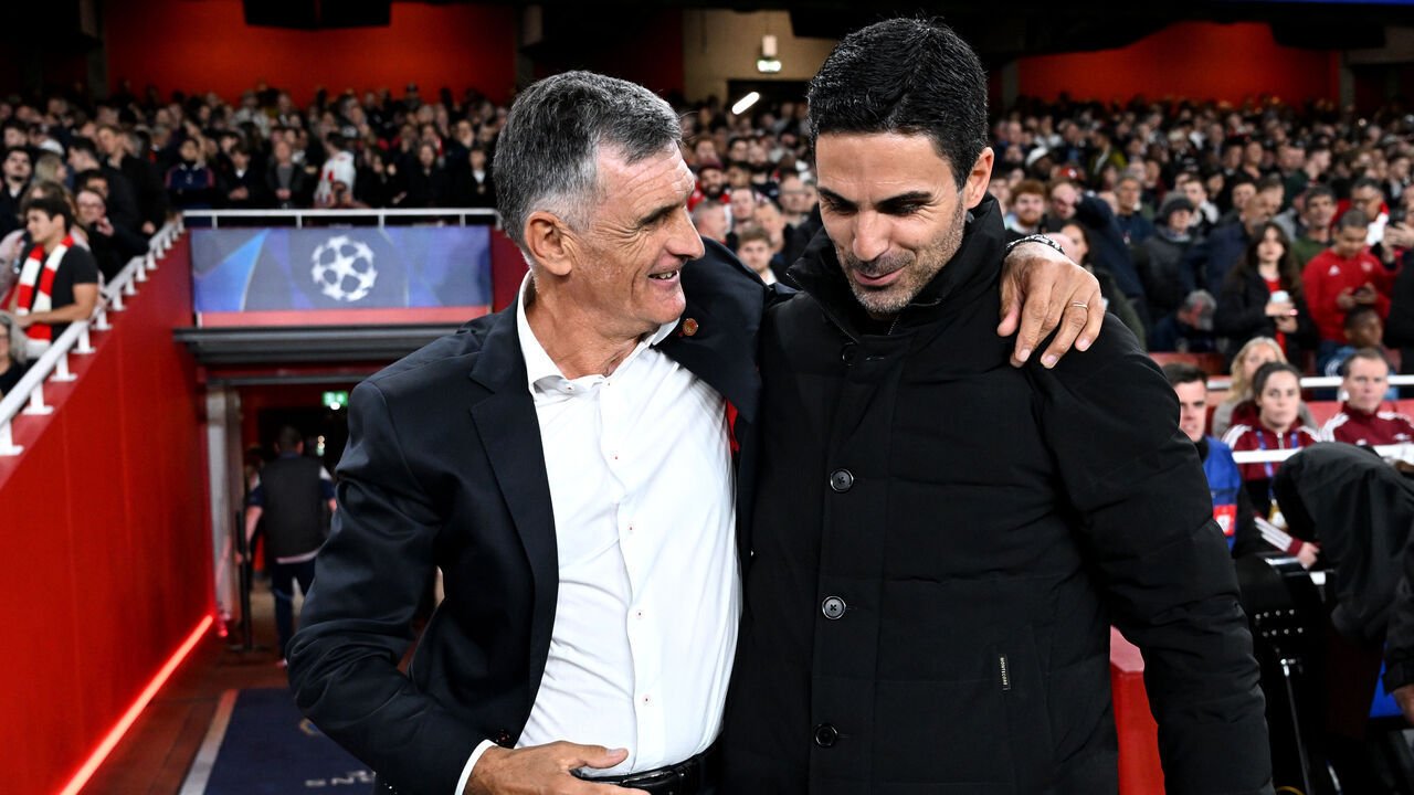 LONDON, ENGLAND - OCTOBER 01: Jose Luis Mendilibar, Head Coach of Olympiacos, and Mikel Arteta, Manager of Arsenal, embrace prior to the UEFA Champions League 2025/26 League Phase MD2 match between Arsenal FC and Olympiacos FC at Arsenal Stadium on October 01, 2025 in London, England.