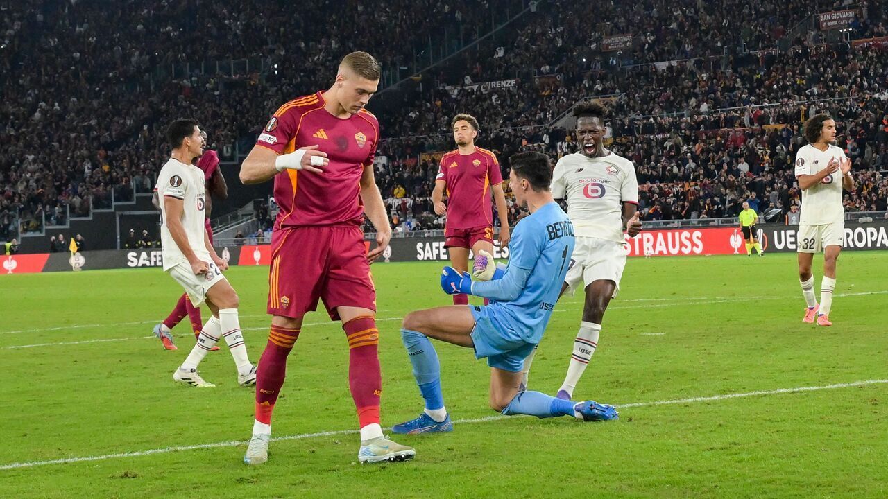 ROME, ITALY - OCTOBER 02: Berke Ozer goalkeeper of LOSC Lille celebrates after penalty saves during the UEFA Europa League 2025/26 League Phase MD2 match between AS Roma and LOSC Lille at Stadio Olimpico on October 02, 2025 in Rome, Italy.