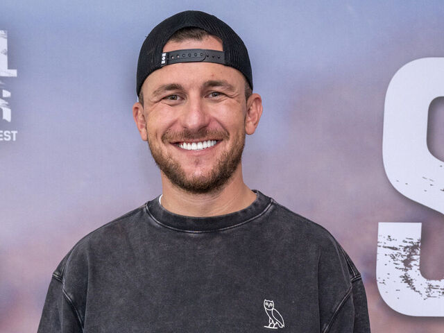 Manziel TKOs influencer in MMA debut