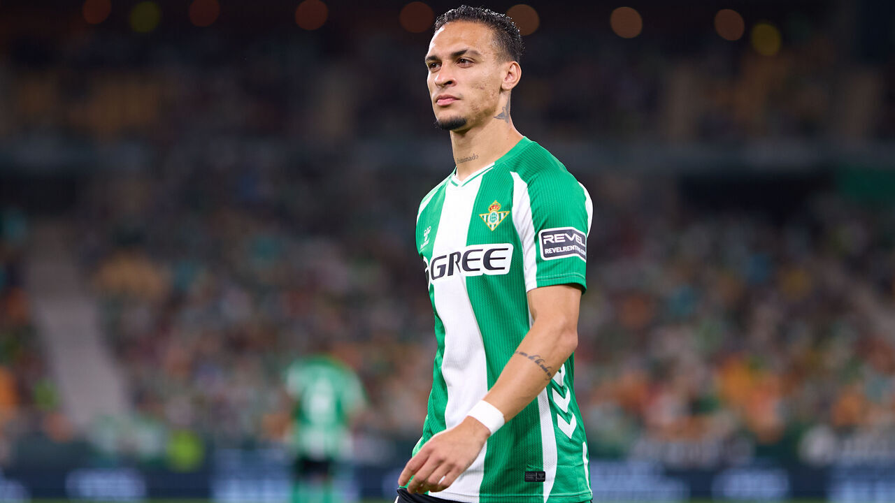 SEVILLE, SPAIN - SEPTEMBER 28: Antony of Real Betis looks on before the LaLiga EA Sports match between Real Betis Balompie and CA Osasuna at Estadio La Cartuja on September 28, 2025 in Seville, Spain.