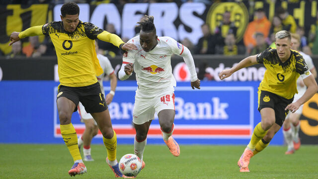 Dortmund's English midfielder #07 Jobe Bellingham (L) and Leipzig's Ivorian forward #49 Yan Diomande (C) vie for the ball during the German first division Bundesliga football match between Borussia Dortmund and RB Leipzig in Dortmund, Germany on October 4, 2025.