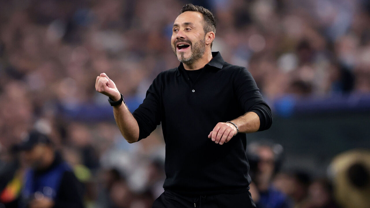 MARSEILLE, FRANCE - SEPTEMBER 30: coach Roberto De Zerbi of Olympique Marseille during the UEFA Champions League match between Olympique Marseille v Ajax at the Stade Vélodrome on September 30, 2025 in Marseille France