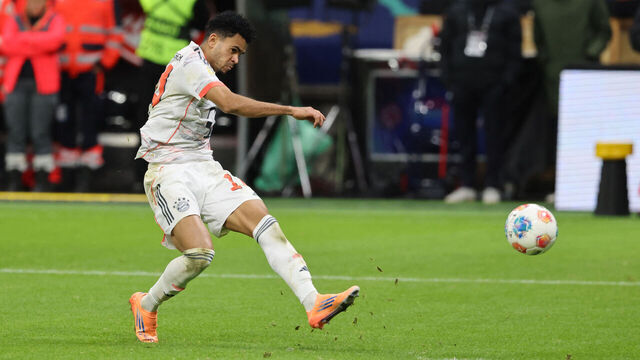 Bayern Munich's Colombian forward #14 Luis Diaz scores his team's third goal during the German first division Bundesliga football match between Eintracht Frankfurt and FC Bayern Munich in Frankfurt am Main, western Germany, on October 4, 2025.