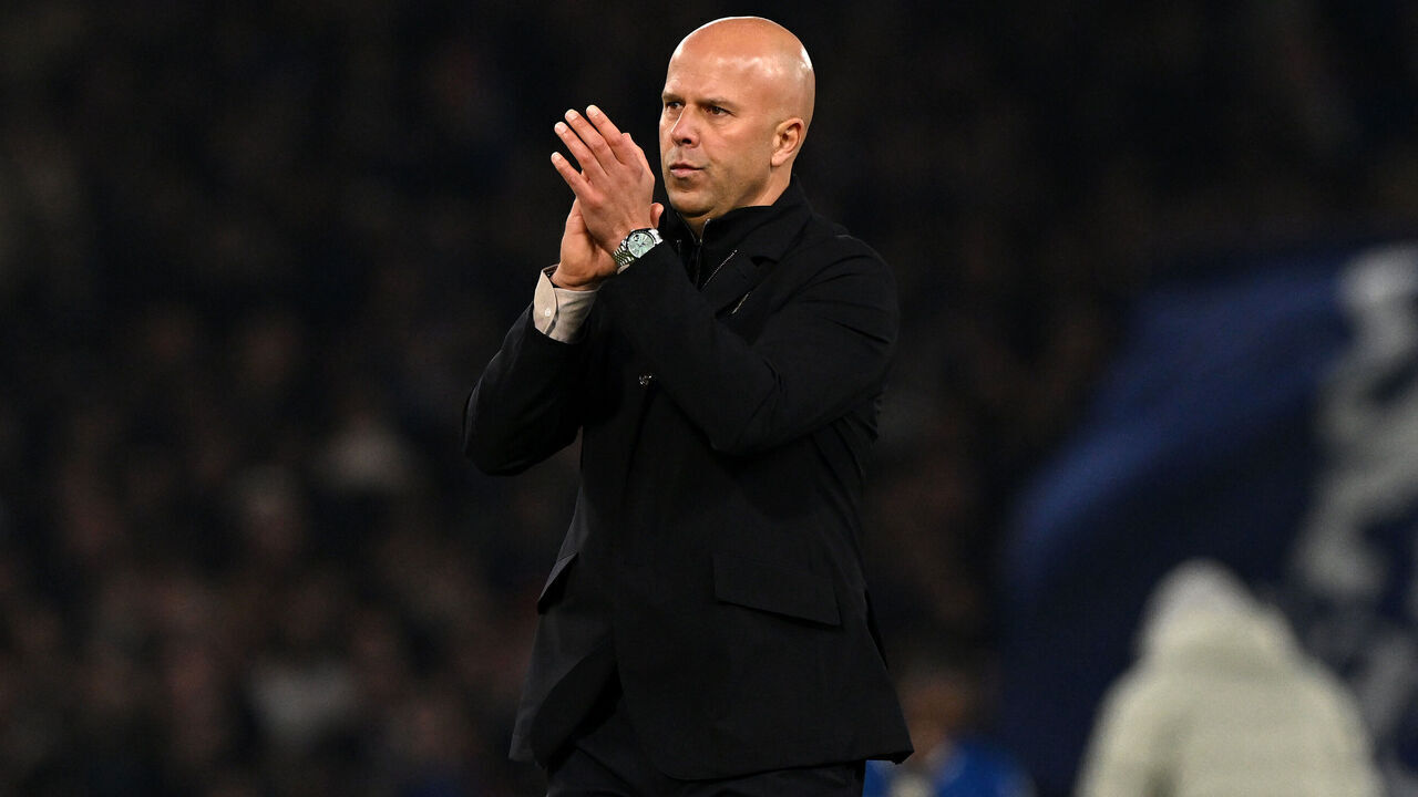 LONDON, ENGLAND - OCTOBER 04: (THE SUN OUT, THE SUN ON SUNDAY OUT) Arne Slot, Manager of Liverpool, applauds the fans after the team's defeat in the Premier League match between Chelsea and Liverpool at Stamford Bridge on October 04, 2025 in London, England.