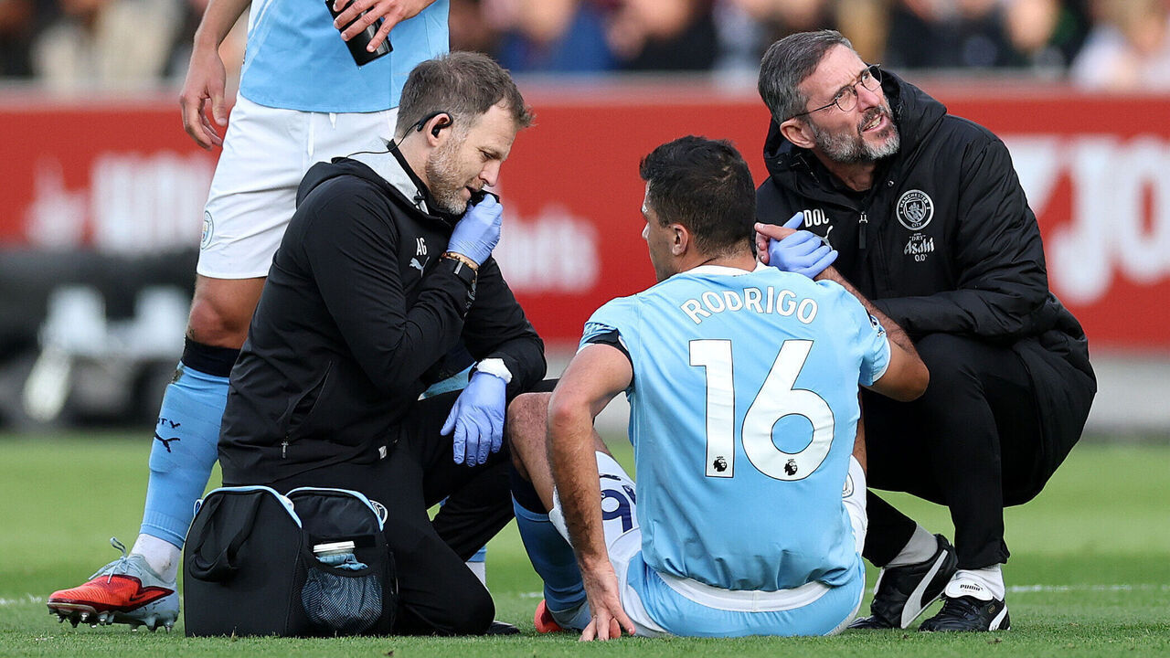 BRENTFORD, ENGLAND - OCTOBER 05: Rodri of Manchester City receives medical treatment to an injury before being substituted during the Premier League match between Brentford and Manchester City at Gtech Community Stadium on October 05, 2025 in Brentford, England.