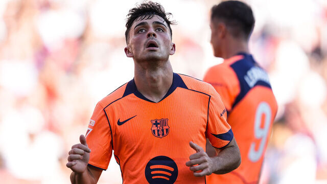 SEVILLA, SPAIN - OCTOBER 05: Pedri of FC Barcelona laments during the Spanish league, LaLiga EA Sports, football match played between Sevilla FC and FC Barcelona at Ramon Sanchez-Pizjuan stadium on October 5, 2025, in Sevilla, Spain.