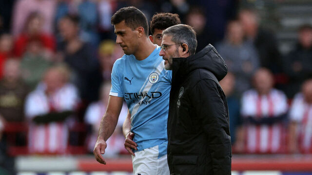 Manchester City's Spanish midfielder #16 Rodri leaves the pitch after being injured during the English Premier League football match between Brentford and Manchester City at the Gtech Community Stadium in London on October 5, 2025.