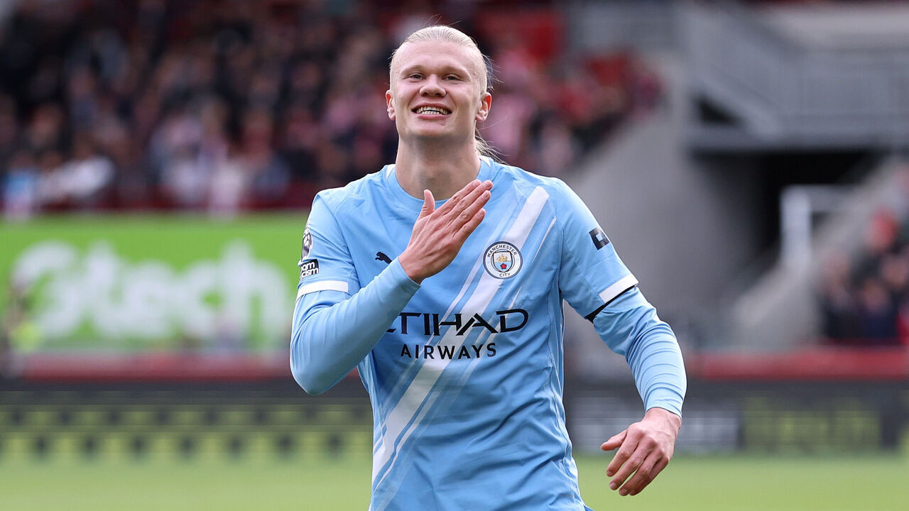 BRENTFORD, ENGLAND - OCTOBER 05: Erling Haaland of Manchester City celebrates scoring his team's first goal during the Premier League match between Brentford and Manchester City at Gtech Community Stadium on October 05, 2025 in Brentford, England.