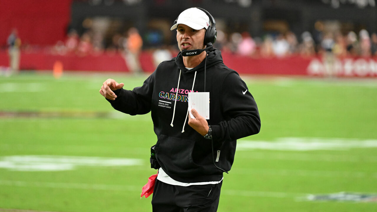 GLENDALE, ARIZONA - OCTOBER 05: Head coach Jonathan Gannon of the Arizona Cardinals yells to an official during a game against the Tennessee Titans at State Farm Stadium on October 05, 2025 in Glendale, Arizona.