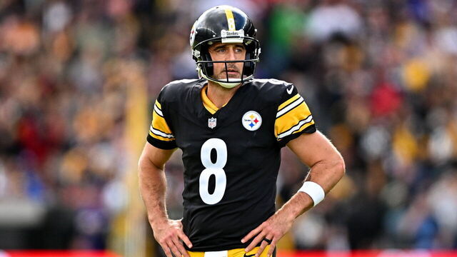 Dublin , Ireland - 28 September 2025; Quarterback Aaron Rodgers #8 of Pittsburgh Steelers during the 2025 NFL International Game between the Pittsburgh Steelers and the Minnesota Vikings at Croke Park in Dublin.