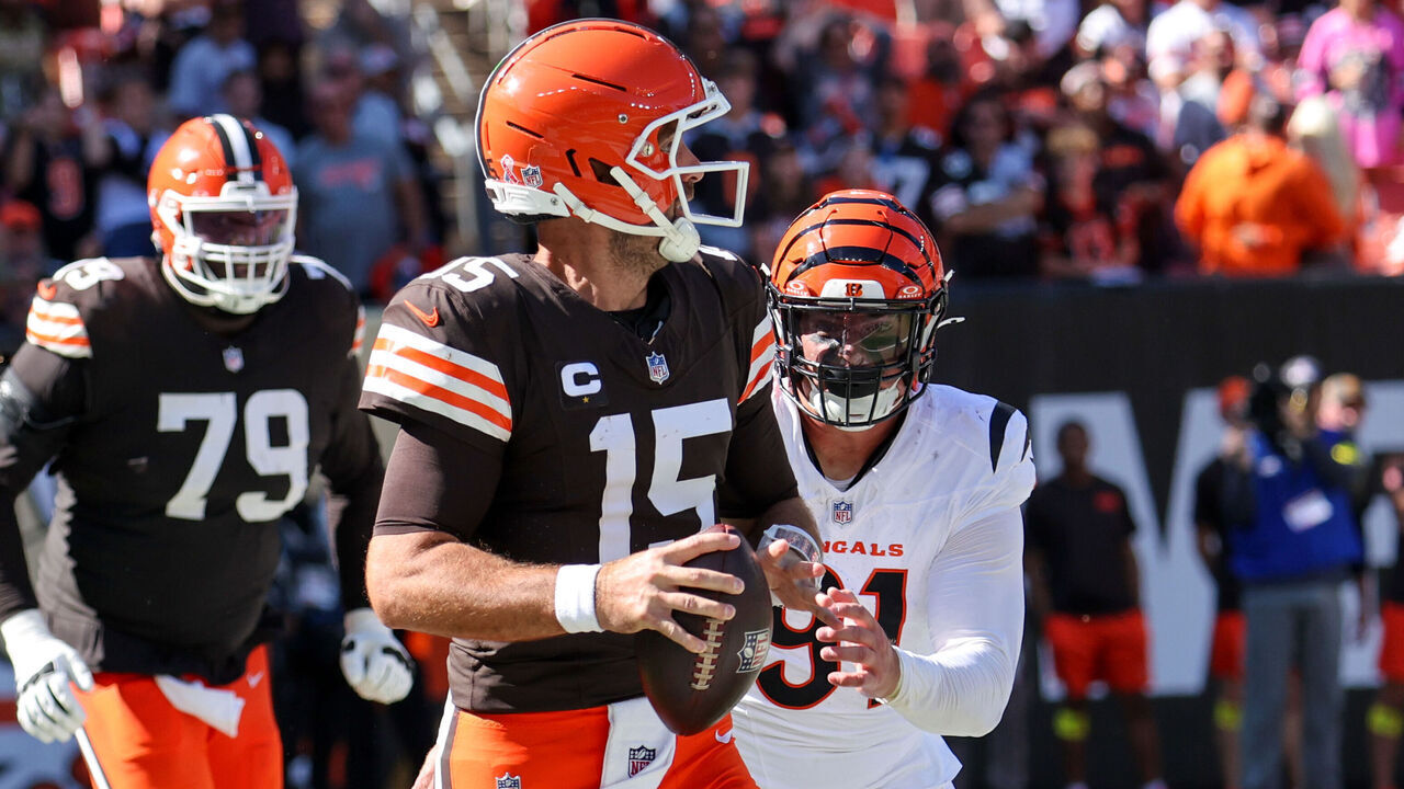 CLEVELAND, OH - SEPTEMBER 07: Cleveland Browns quarterback Joe Flacco (15) looks to pass as Cincinnati Bengals defensive end Trey Hendrickson (91) applies pressure during the fourth quarter of the National Football League game between the Cincinnati Bengals and Cleveland Browns on September 7, 2025, at Huntington Bank Field in Cleveland, OH.