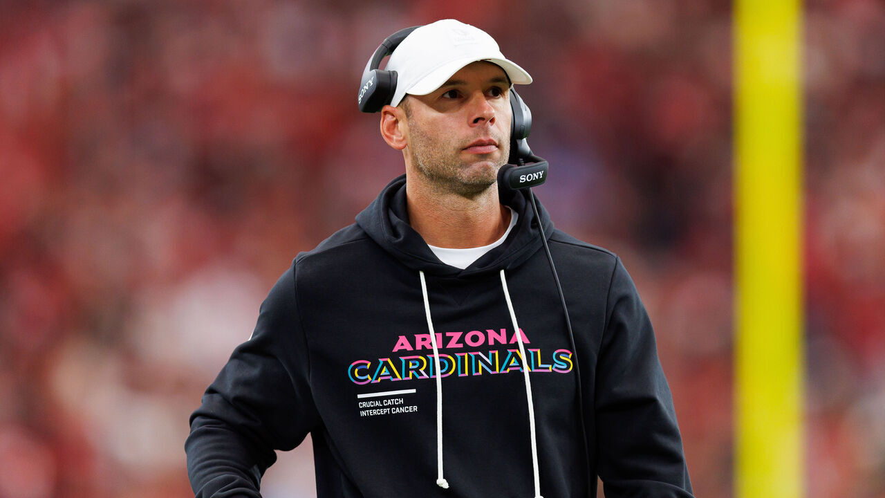 GLENDALE, ARIZONA - OCTOBER 5: Head coach Jonathan Gannon of the Arizona Cardinals stands on the sidelines during the second half of an NFL football game against the Tennessee Titans at State Farm Stadium on October 05, 2025 in Glendale, Arizona.