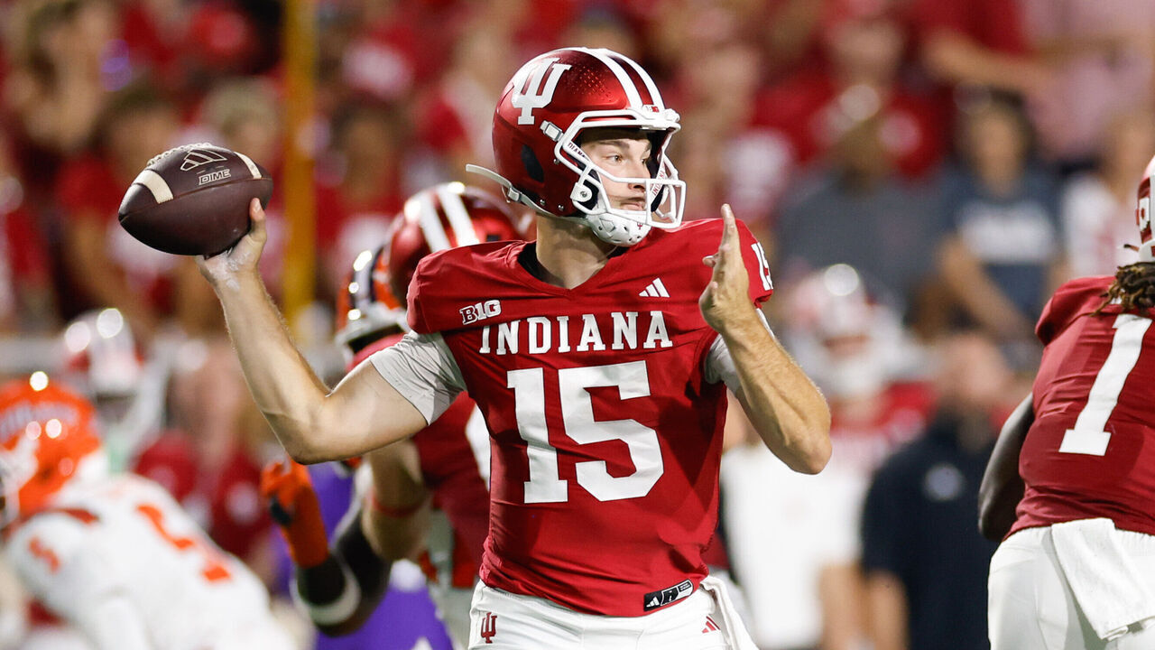 BLOOMINGTON, INDIANA - SEPTEMBER 20: Fernando Mendoza #15 of the Indiana Hoosiers passes in the first half against the Illinois Fighting Illini at Memorial Stadium on September 20, 2025 in Bloomington, Indiana.